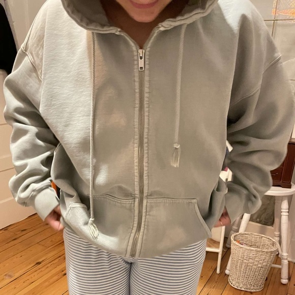 Brandy Melville christy zip up!!! Oversized version - Picture 4 of 4